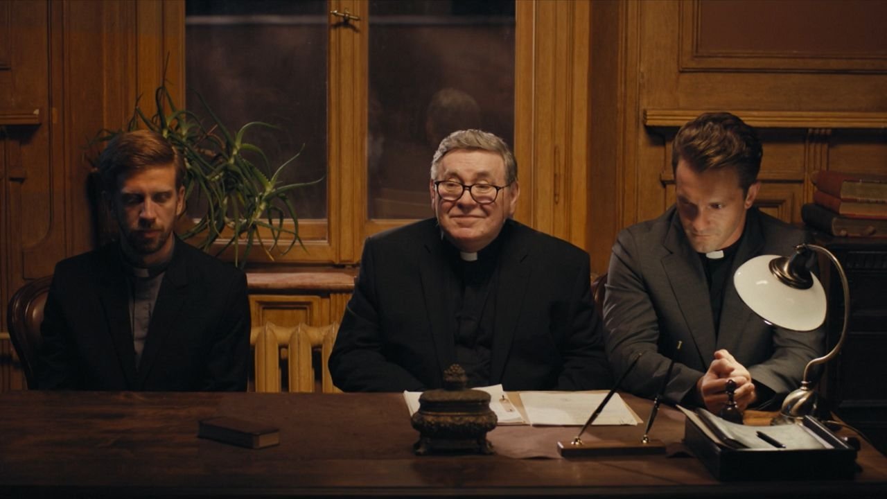 Parade Movie Screenshot 1